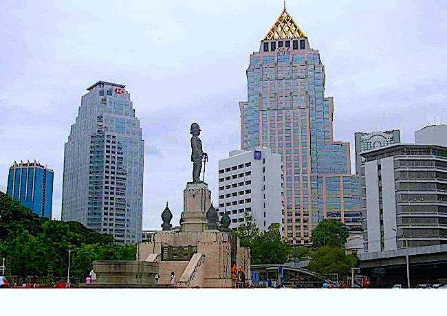 Lumphini Park in Bangkok (with statue of Thai King Rama IV)